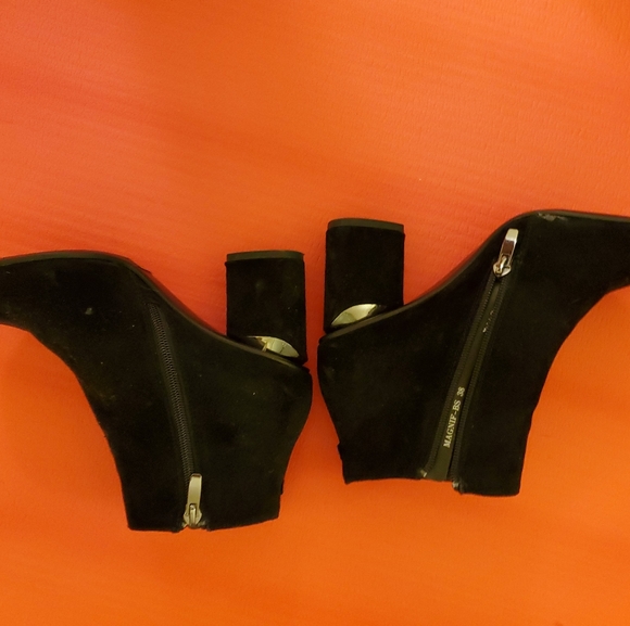 Women's Booties. Size 8. - Picture 2 of 4